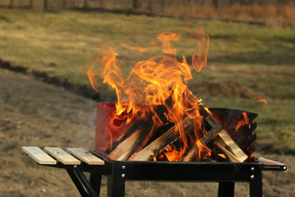 Asado steht für Geduld, Achtsamkeit und das Feingefühl für Glut und Temperatur. Der Asador – der Grillmeister – liest die Hitze, entscheidet über Timing und Abstand und sorgt dafür, dass jedes Stück zur Perfektion gart. Diese Haltung spiegelt sich in all unseren Angeboten wider: von Grillseminaren bis zu Events.