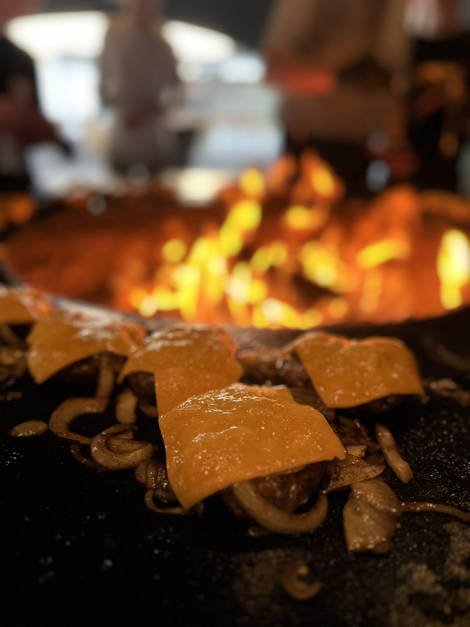 Käse auf glühender Grillplatte